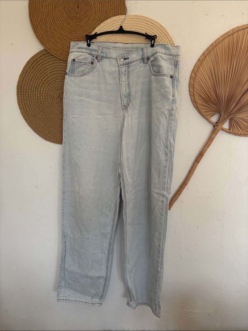American Eagle Outfitters Light Wash Relaxed Jeans
